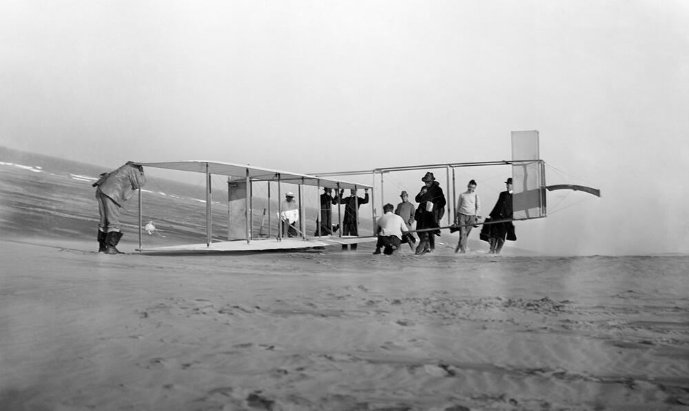 Orville Wright and his assistants preparing the Wright brother’s glider for flight. The photo was taken at Kitty Hawk, North Carolina in 1911. AKG10100076 © akg-images / Vernon Lewis Gallery/Stocktrek Images