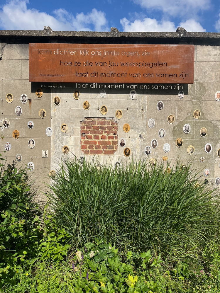 Fragment van het gedicht op de troostmuur