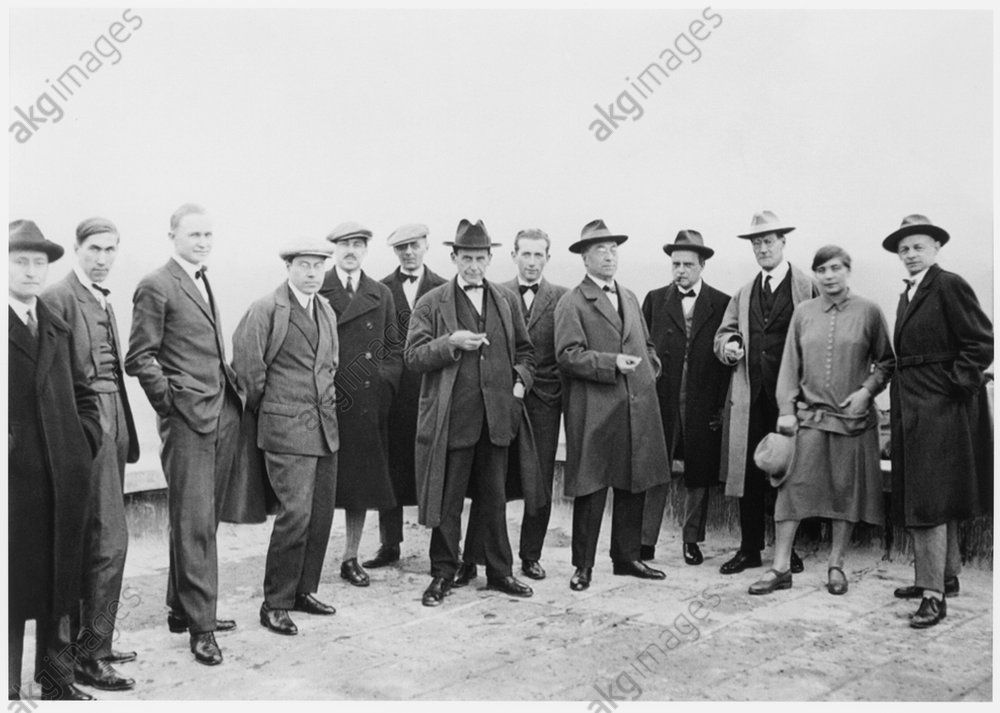 Group photo of the Bauhaus teachers in Dessau. ​
From left: Josef Albers, Hinnerk Scheper, Georg Muche, László Moholy-Nagy, Herbert Bayer, Joost Schmidt, Walter Gropius, Marcel Breuer, Wassily Kandinsky, Paul Klee, Lyonel Feininger, Gunta Stölzl and Oskar Schlemmer. Photo, 1926. AKG6830
