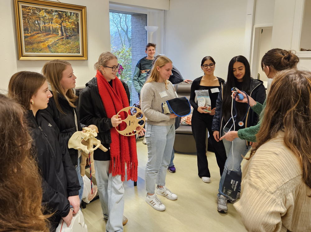 Leerlingen van Sint-Augustinusinstituut in Aalst volgen de workshop over vroedkunde in het simulatie- en trainingscentrum van Odisee hogeschool in Aalst