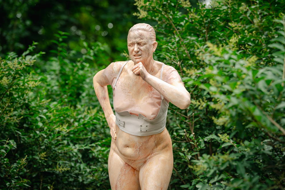 Servant, clown or enemy van Aline Bouvy in het Stadspark Antwerpen. Middelheimmuseum. © Tom Cornille.