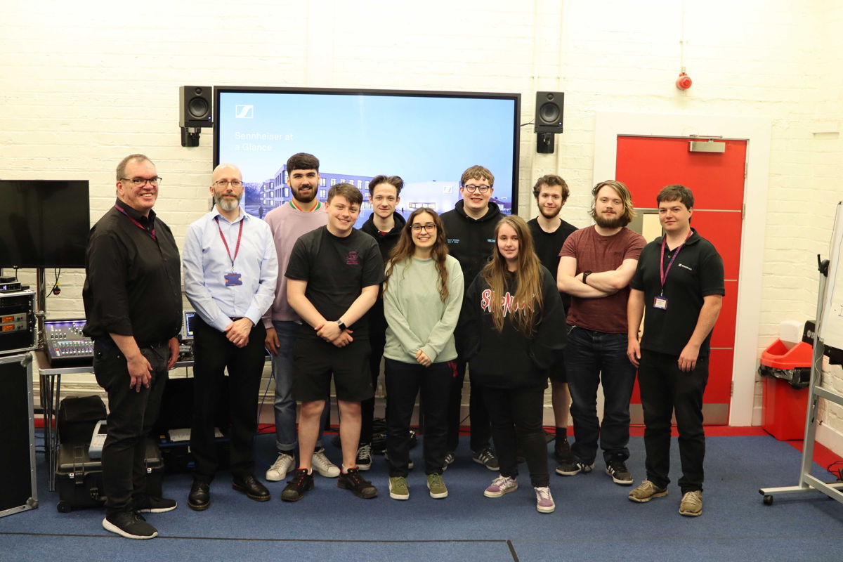 Volker Schmitt (l.), Chris Layton, Senior Lecturer in Sound Technology at LIPA (2nd on the left) and Marcus Blight (r.) with the third-year BA (Hons) sound technology students