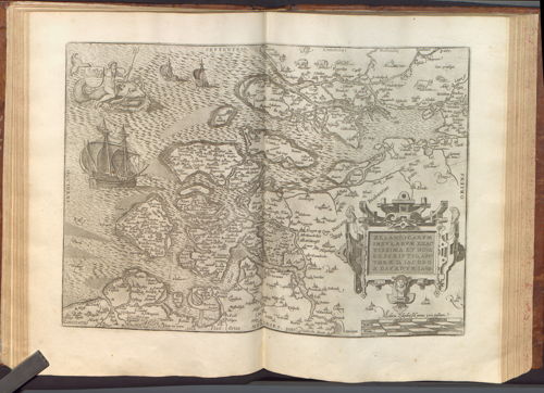 **De eerste atlas, Abraham Ortelius**
Theatrum orbis terrarum, Abraham Ortelius (c) Museum Plantin-Moretus, 4
Blader online door de atlas: https://dams.antwerpen.be/asset/V2PbQLKeXRYSDSTZOl5yAGqy#id