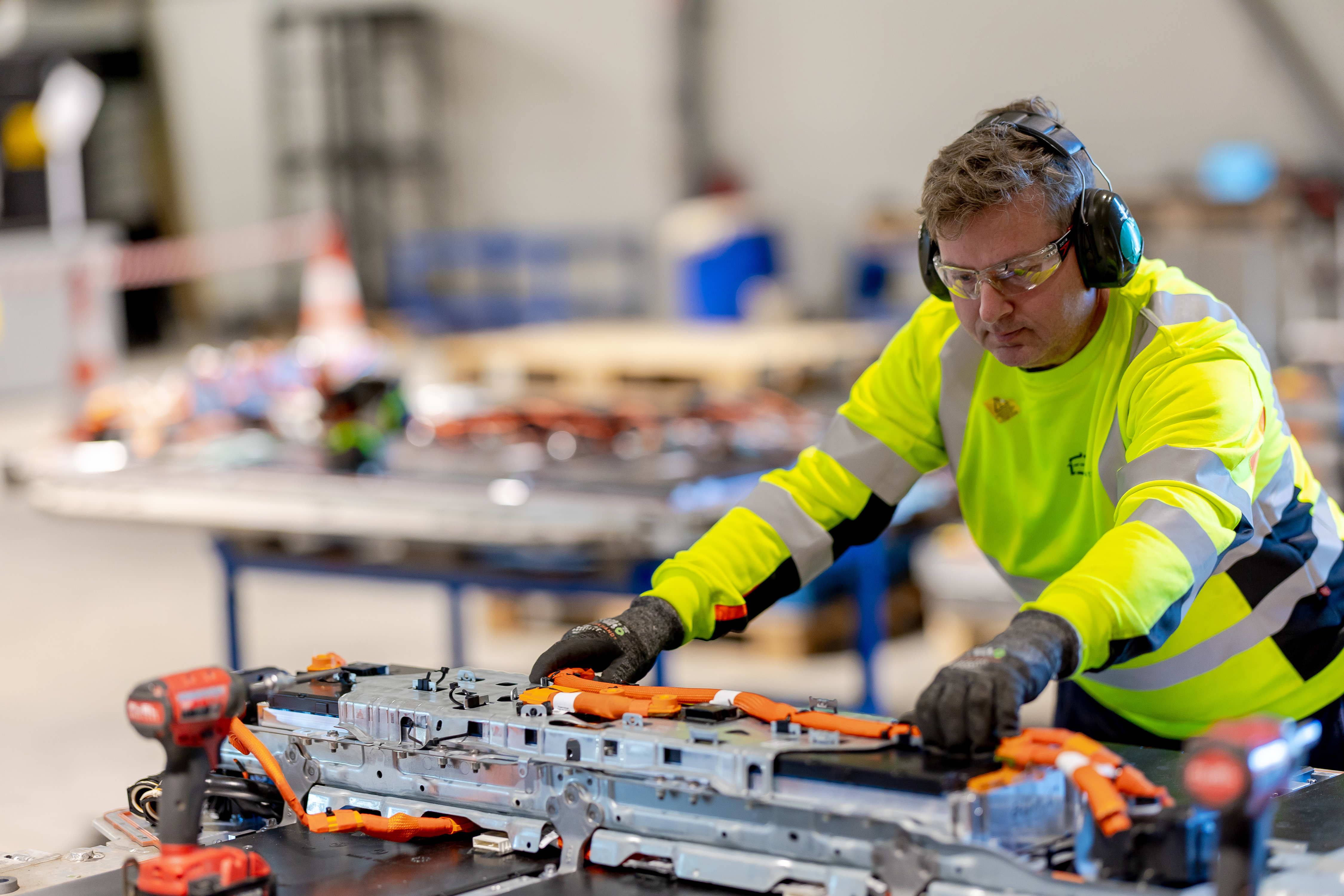 Disassembling an electric vehicle battery
