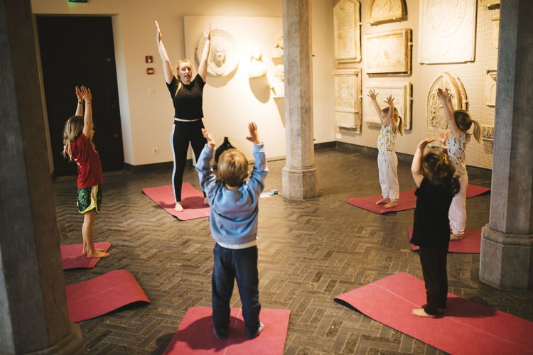 Kinderyoga in de Gipsenzaal, foto Caroline Lessire