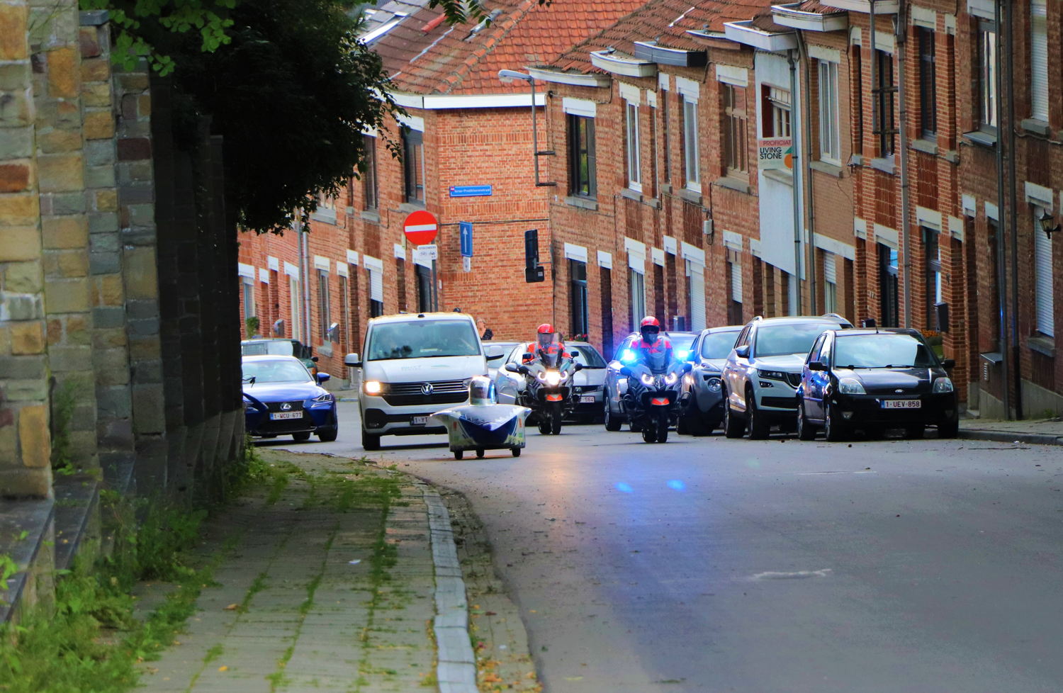 De zonnewagen wordt begeleid door agenten van Politiezone Leuven