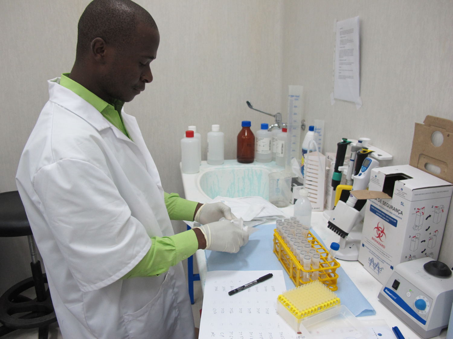 In Maputo, Mozambique, Jose Macamo hospital. Viral load monitoring has been used for years in Western countries, and is recommended by the World Health Organization as the gold standard of care for HIV. Contrary to the CD4 test that gives only an indirect indication of the disease’s progression, this technology calculates precisely how much virus is present in the patient’s body. It allows physicians to detect right away how well the ARV treatment is working, if the patient is not taking his drugs properly or has developed resistance to the first line of HIV drugs.
A few months ago, when MSF – with support from UNITAID – introduced the machine in the hospital, 25 years old Ilidio was handpicked by his supervisor from the Mozambican Ministry of Health to be one of the three lab technicians trained to operate the machine, and he’s quite proud to show off his delicate handling of the state-of-the-art technology. “I had heard of it at school, and it was very exciting to go from theory to practice”, he says. Photographer: Sarah-Eve Hammond