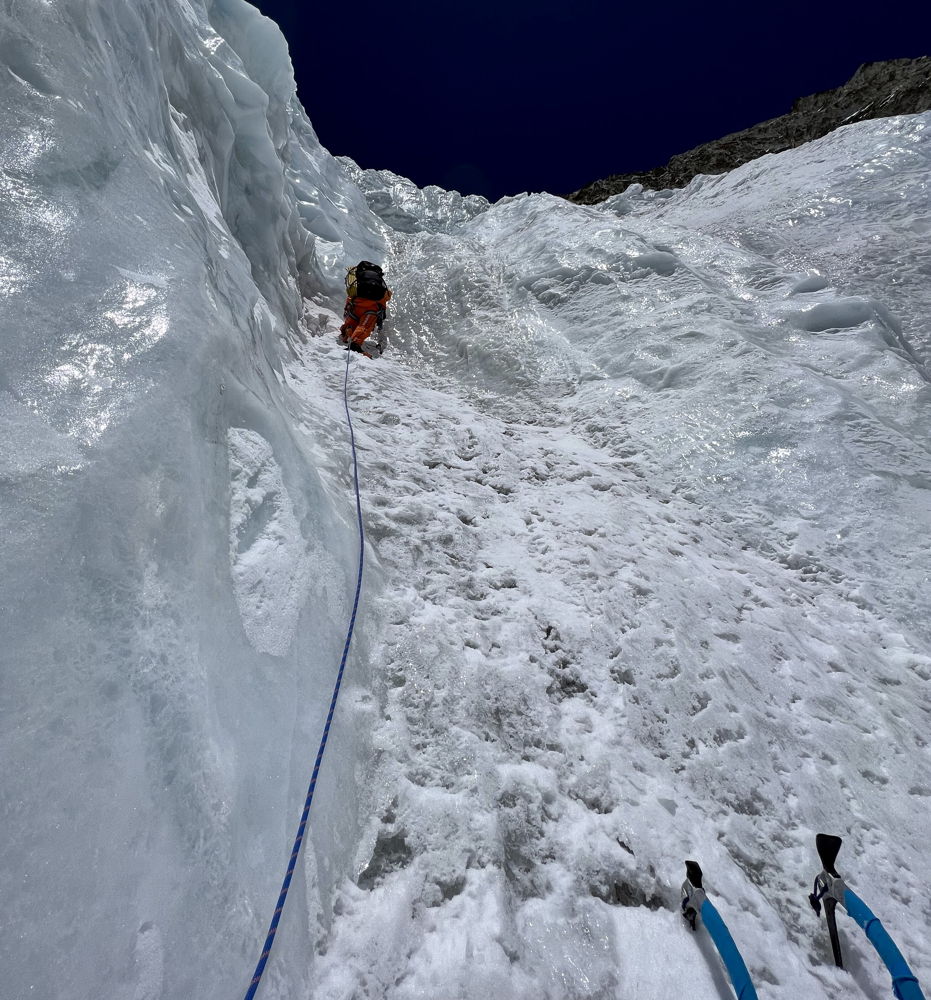 Climbing in the ice barrier. (Photo: Marek Holeček)