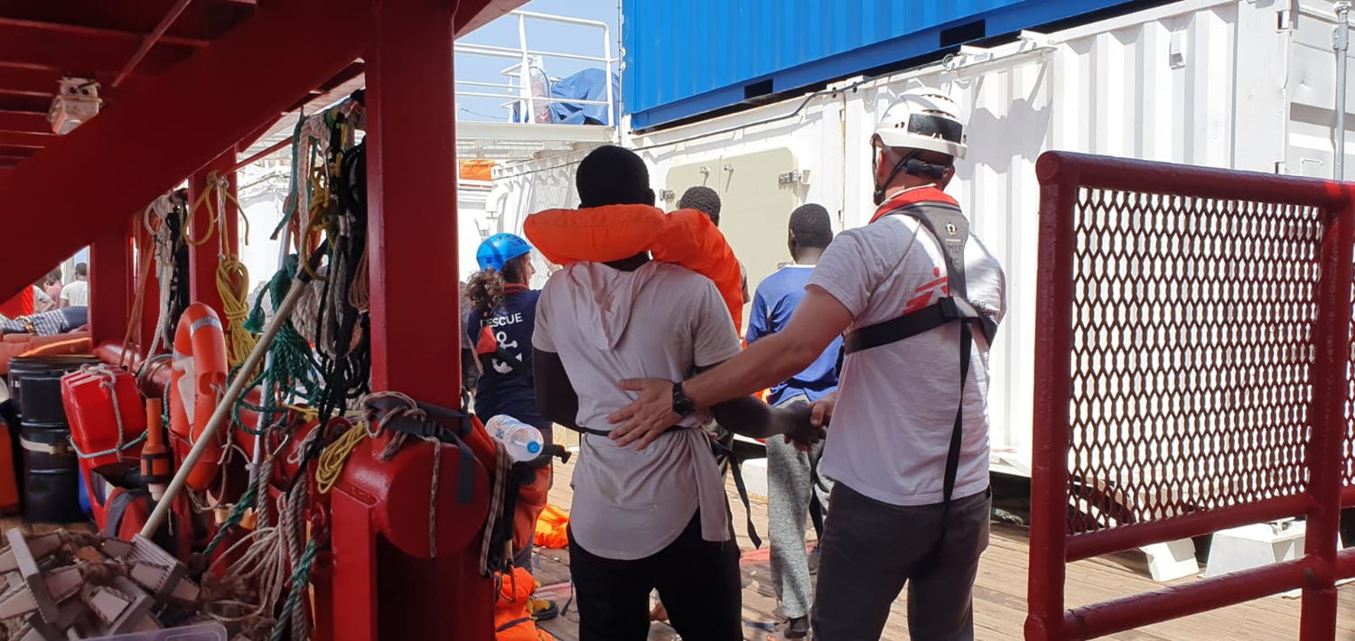 Jay Berger, MSF Project Coordinator, helps the rescue people to come on board Ocean Viking.
Copyright: MSF/Hannah Wallace Bowman