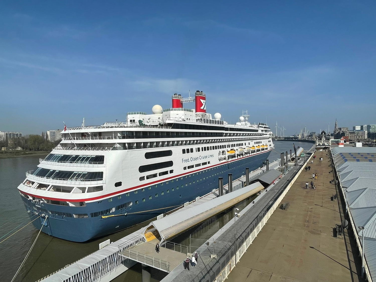 Zeecruise Bolette van Fred. Olsen Cruise Lines aan de Antwerpse cruiseterminal - © stad Antwerpen