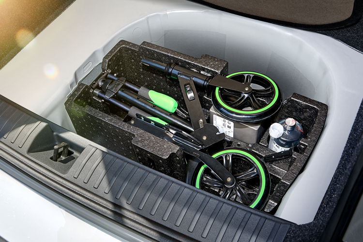 The new ŠKODA Scooter fits into the spare wheel well
below the boot floor of the compact ŠKODA SCALA and
ŠKODA KAMIQ if they are equipped with a breakdown
kit. This ensures that the entire volume of the boot
remains free for transporting luggage and shopping.