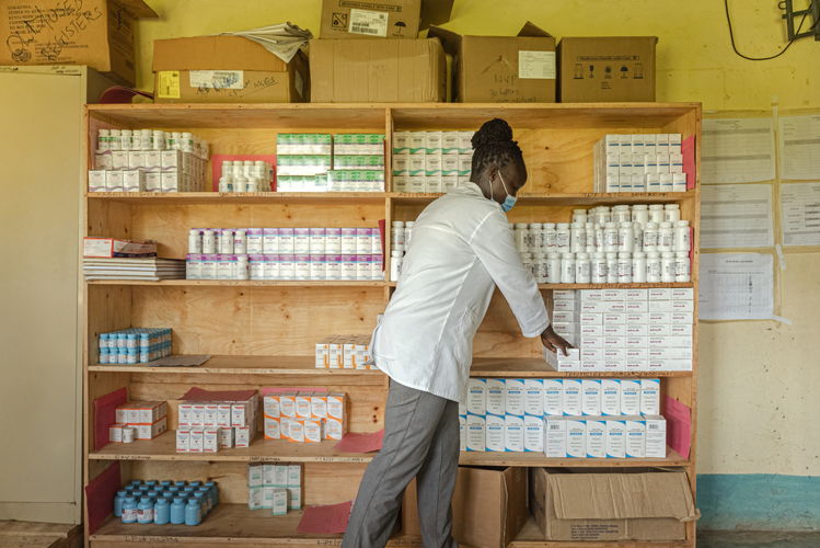 A clinician picking ARVs for a patient at Maram Dispensary in Ndhiwa sub county, Homa Bay County. The dispensary is one of the 33 Ministry of Health facilities supported by MSF to improve care and treatment. Photographer: Njiiri Karago |Location: Kenya | Date: 03/11/2021