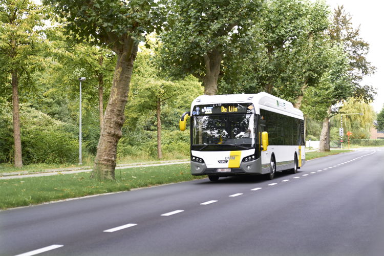 Bus in landelijke omgeving
