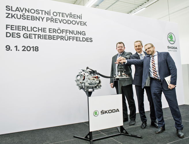 Christian Strube, ŠKODA AUTO Board Member for Technical Development (in the middle); Martin Hrdlička PhD, Head of Chassis and Powertrain Development (on the right), and Josef Zmrhal, Deputy Chairman of the KOVO Union’s MB branch (on the left), opened the new gearbox lab in Mladá Boleslav.
