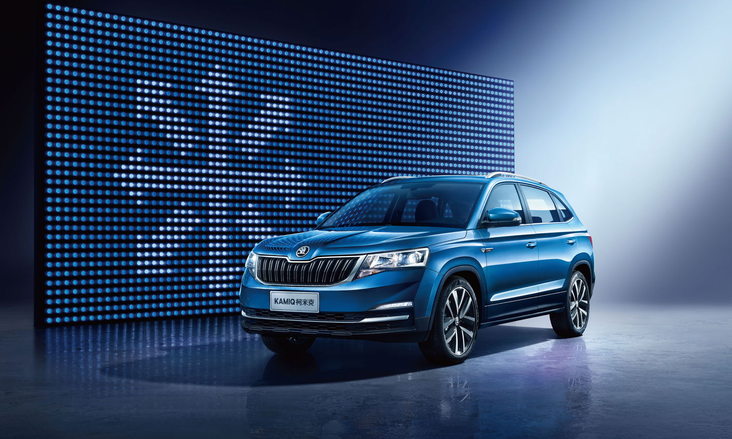 The KAMIQ's design comes with all the features of ŠKODA's powerful SUV design language. The typical radiator grille with its vertical double slats is an unmistakeable expression of ŠKODA's DNA.