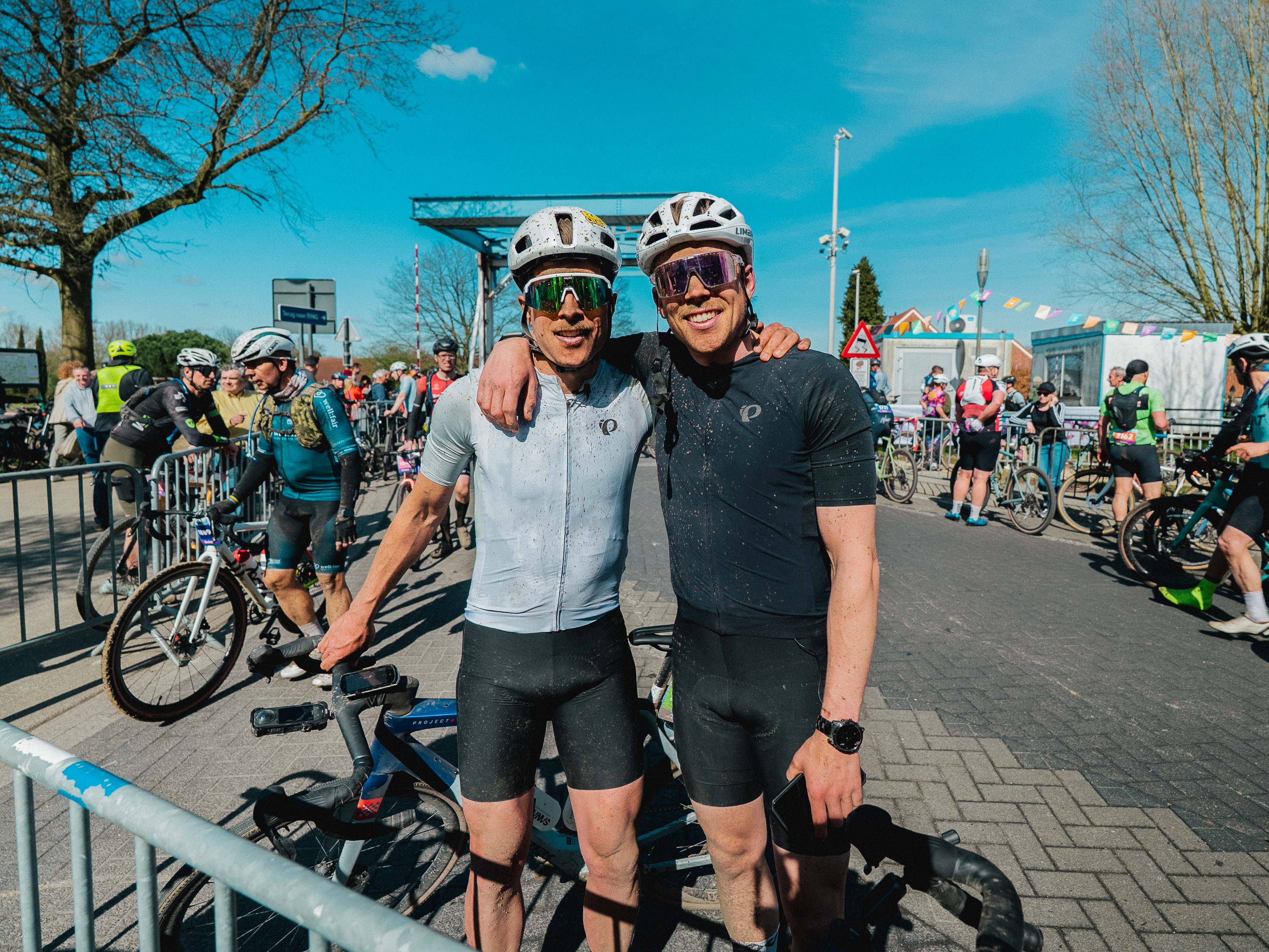Bert De Backer en Bavo Mortier trappen samen naar het WK gravel in nieuwe Sporzareeks Graaf op VRT MAX