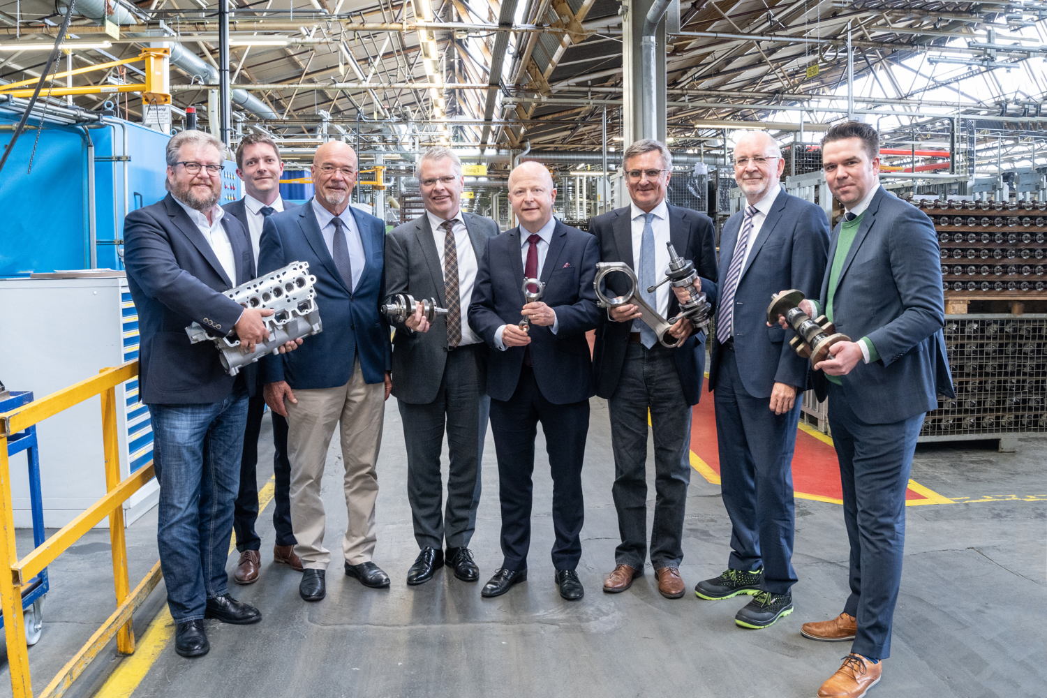 v. l. n. r. Gerhard Drexler (Kreisvorsitzender der FDP Freyung-Grafenau), Dr. Simon Thierfelder (Leiter Forschung & Entwicklung), Wolfram Hatz (Hauptgesellschafter und Beiratsvorsitzender Motorenfabrik Hatz), Bernd Krüper (CEO, Vorsitzender der Geschäftsleitung Motorenfabrik Hatz), Michael Theurer (MdB, Vorsitzender des FDP-Landesverbands Baden-Württemberg, FDP-Präsidium, zuständig für die Bereiche Wirtschaft und Arbeit), Alexander Muthmann (stellvertretender Vorsitzender der FDP-Landtagsfraktion Bayern), Wilfried Riemann (COO, Geschäftsführer Motorenfabrik Hatz) und Kevin Unrath (Referent der Geschäftsleitung)