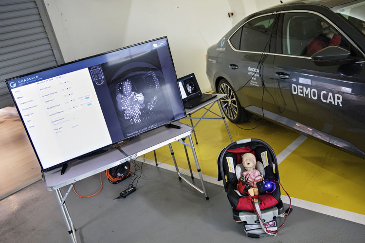 Guardian develops sensors based on microwave
technology. Mounted on the car’s roof, they detect the
smallest of vibrations and movements in the car. This data
is processed in real time. In doing so, the system is able to
identify, for example, whether a child seat has not been
secured properly or whether a passenger is sitting in a way
that puts them at higher risk of injury when an airbag is
deployed.