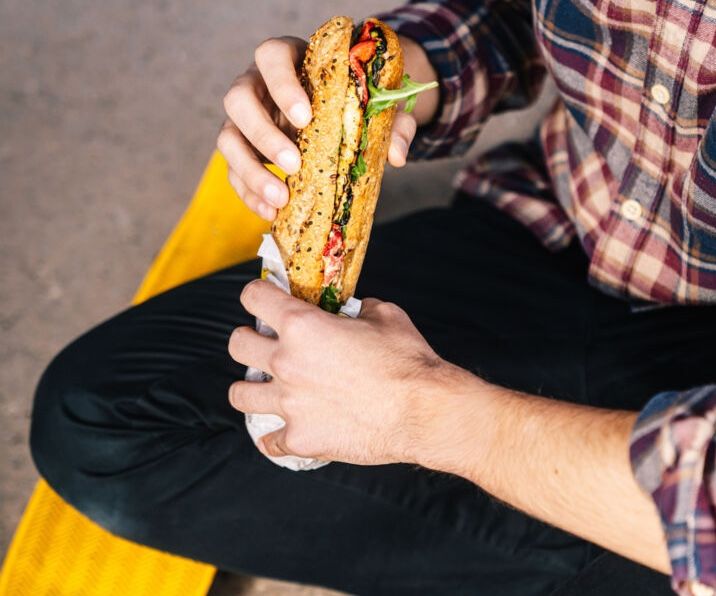 Zon op je bord: Panos introduceert nieuw hummus broodje met een vernieuwde meergranen baguette