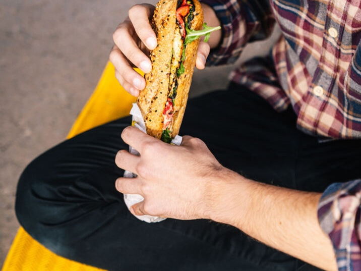 Du soleil dans votre assiette : Panos introduit un nouveau sandwich au houmous et légumes grillés avec une baguette multicéréales revisitée