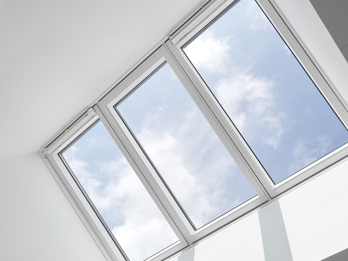 Une nouvelle gamme de protections solaires VELUX pour garder la chaleur à l'extérieur