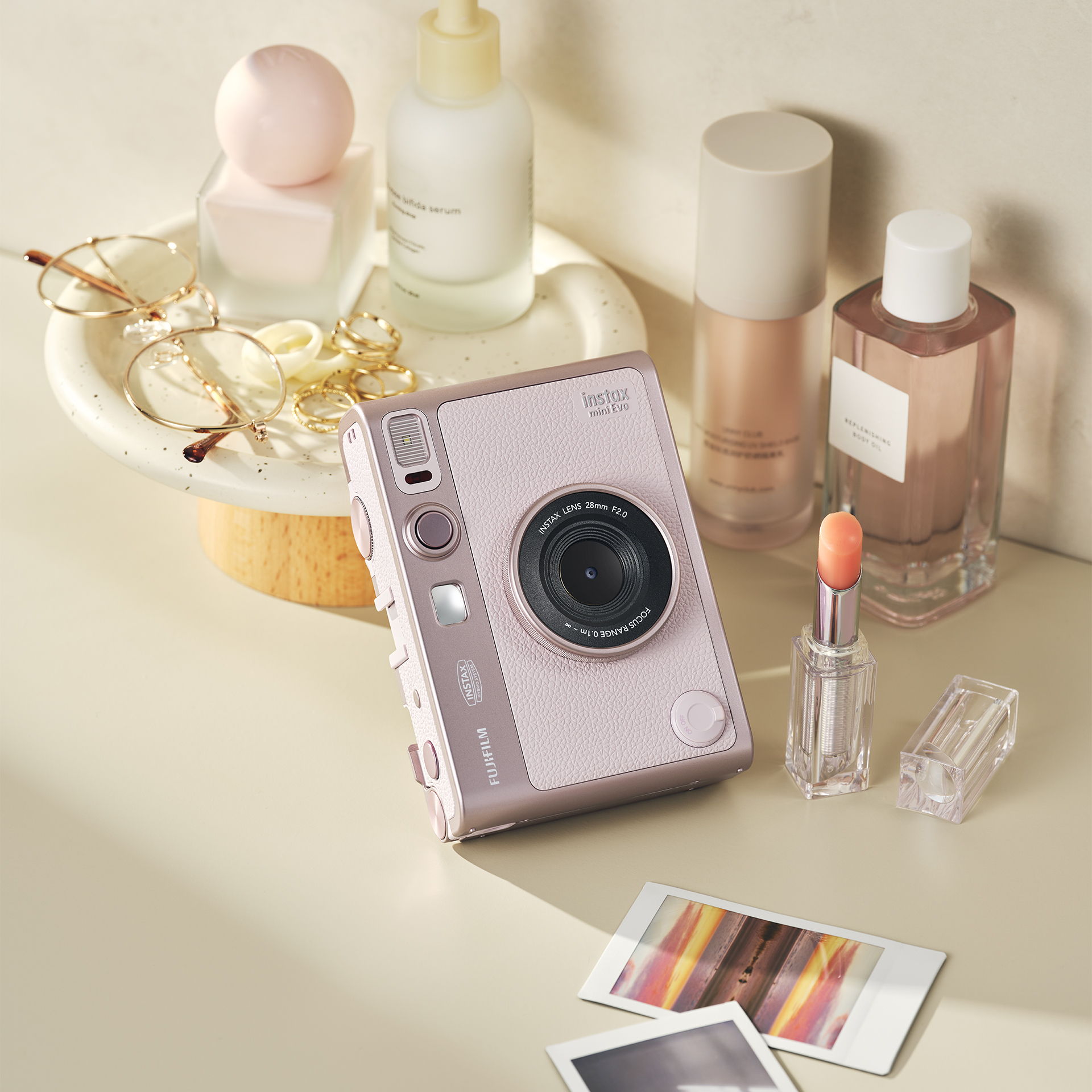 Fujifilm lanceert nieuwe kleur voor de instax mini Evo™: « GENTLE ROSE »