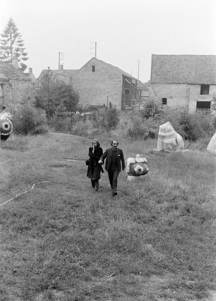 Jean Tinguely and Niki de Saint Phalle back from the Cyclop © 2025 NIKI CHARITABLE ART FOUNDATION. All rights reserved, Courtesy Niki Charitable Art Foundation and Hauser & Wirth. Photo: Laurent Condominas Jean Tinguely and Niki de Saint Phalle back from the Cyclop © 2025 NIKI CHARITABLE ART FOUNDATION. All rights reserved, Courtesy Niki Charitable Art Foundation and Hauser & Wirth. Photo: Laurent Condominas
