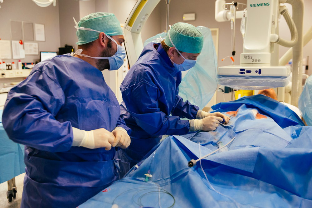 Dr. Christophe Garweg plaatst de honderdste draadloze pacemaker. / © UZ Leuven 2018
