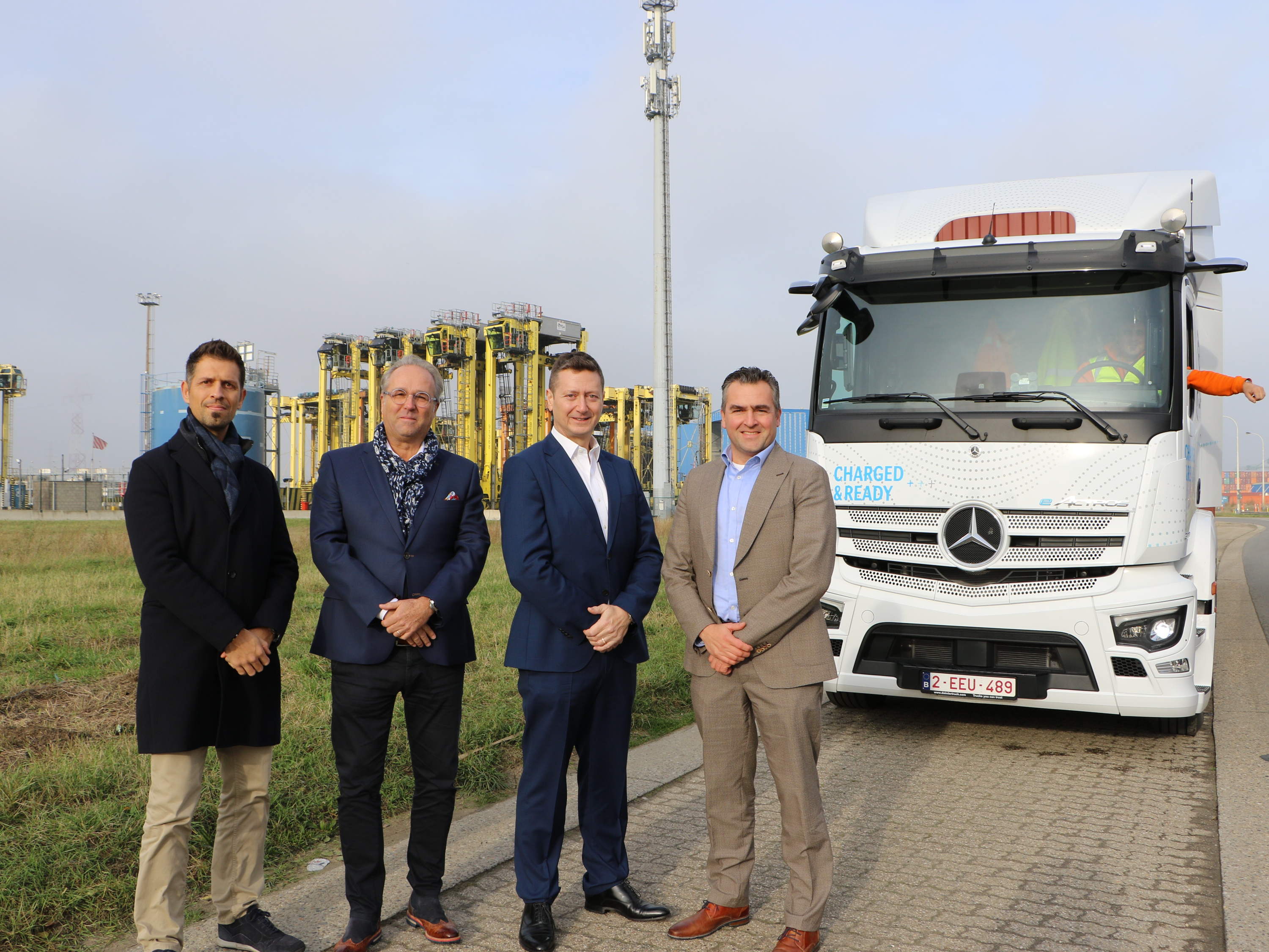 Eerste proefrit Mercedes-Benz eActros300 met containerlading 