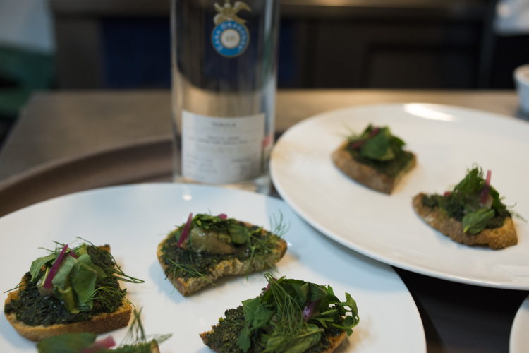 Tostadas de tuétano con hierbas preparadas por la Chef Elena Reygadas Tostadas de tuétano con hierbas preparadas por la Chef Elena Reygadas