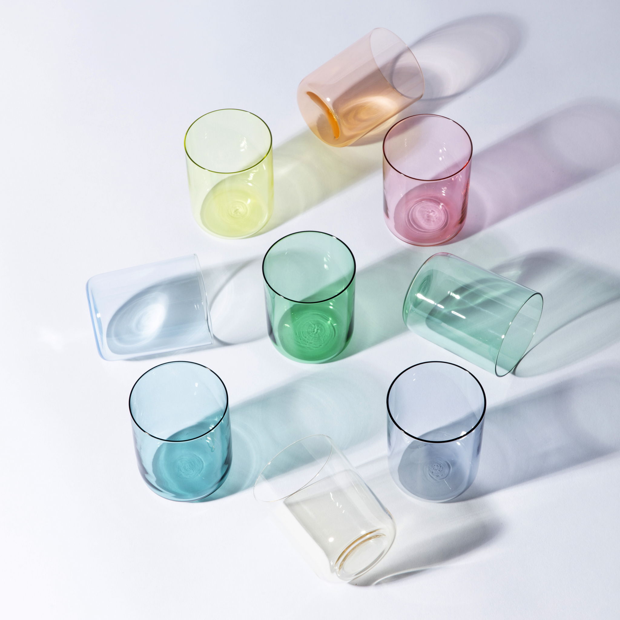 Saison des verres ‘multicolour’ is een set van 9 speelse glazen in verschillende, vrolijke kleuren.
