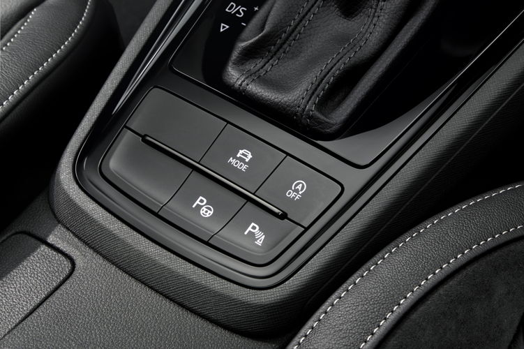The buttons for the start/stop system, Driving Mode Select and Park Assist are right in front of the gear shift lever, within comfortable reach