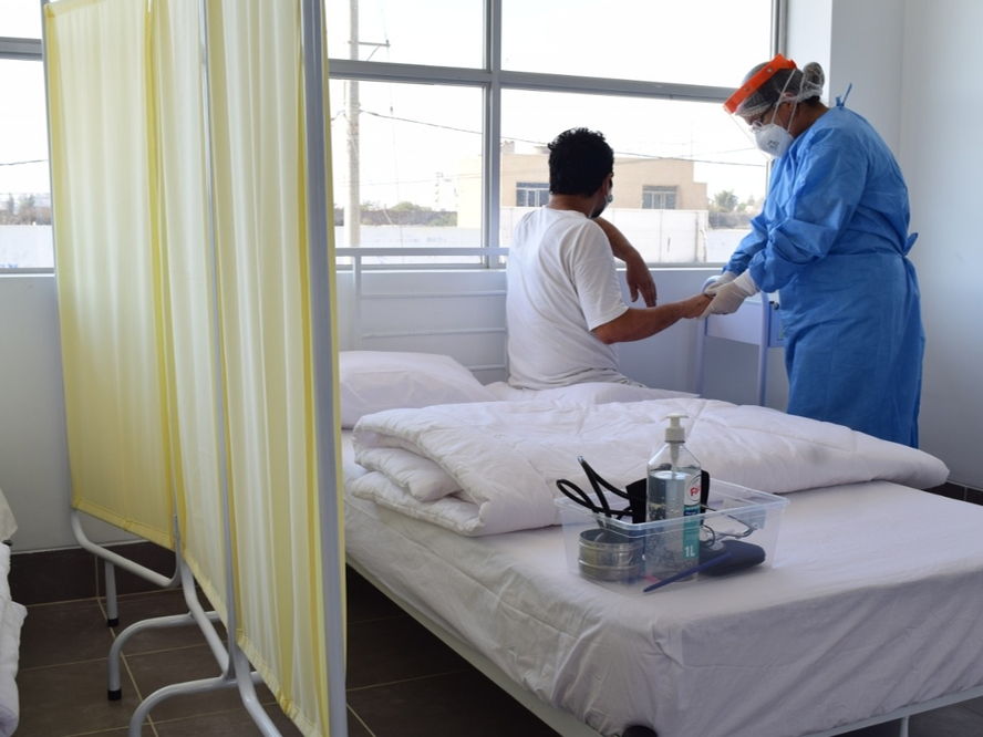 Perú enfrenta una brutal nueva ola de COVID-19 con altas tasas de mortalidad y hospitales colapsados