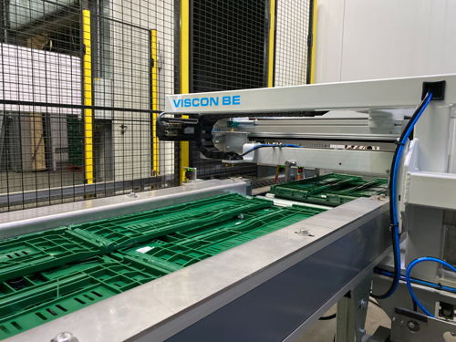 Machine to open crates