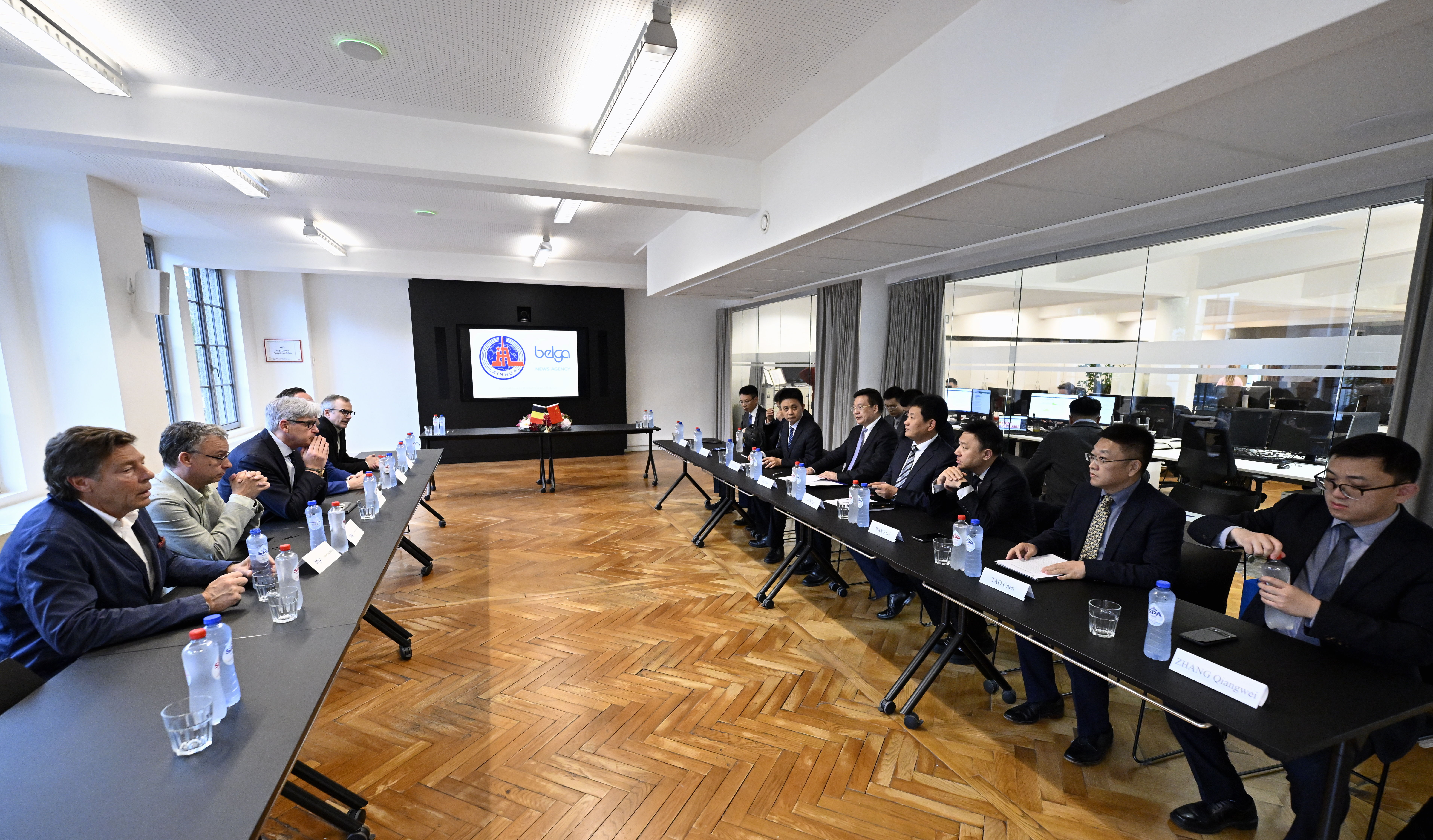 Visite de représentants de l'agence de presse chinoise Xinhua au bureau de l'agence de presse Belga à Bruxelles, mardi 18 juin 2024. BELGA PHOTO ERIC LALMAND