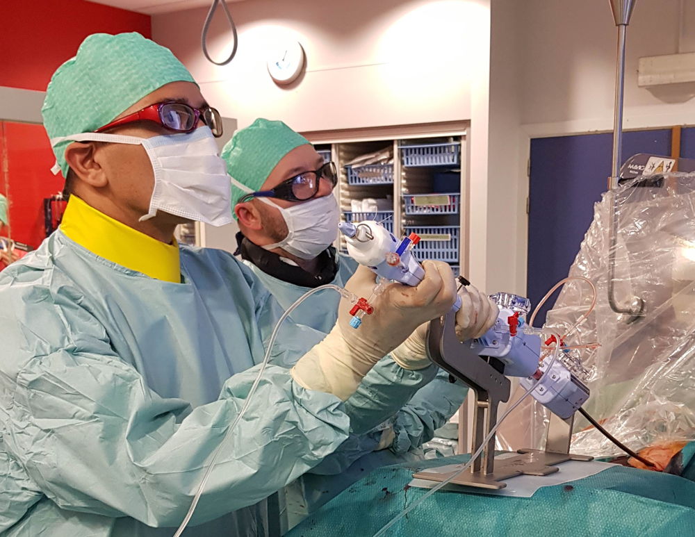 Dr. Stijn Lochy, cardiologue interventionnel à l'UZ Brussel (rechts) et dr. Ade Aminian du CHU Charleroi, pendant le premier traitement de double valve cardiaque via l’aine dans le réseau MitraClip de l’UZ Brussel