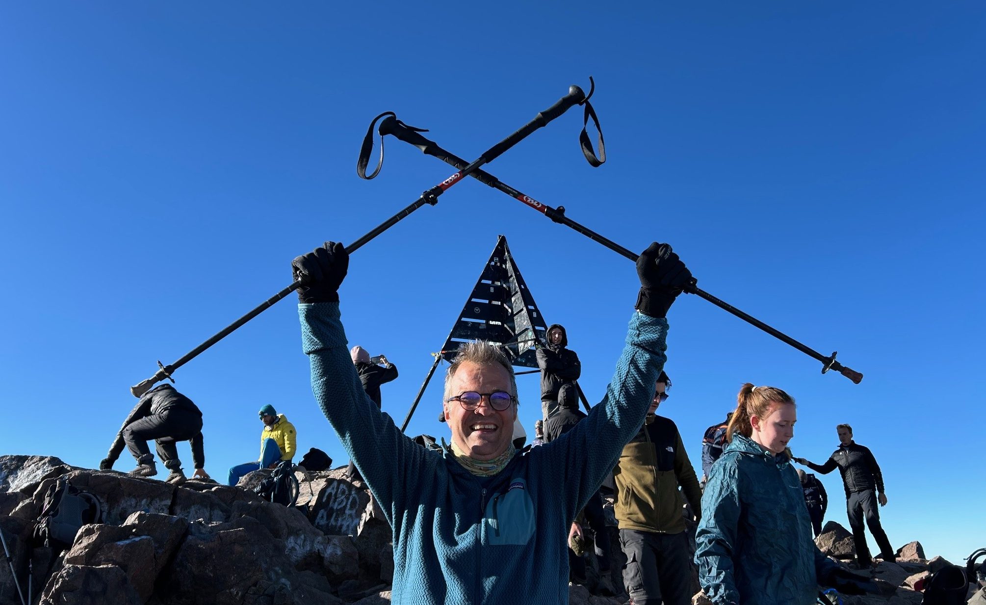Vincent, Ucclois atteint de la SLA, gravit le Toubkal avec ses collègues afin de récolter des fonds pour la Ligue SLA