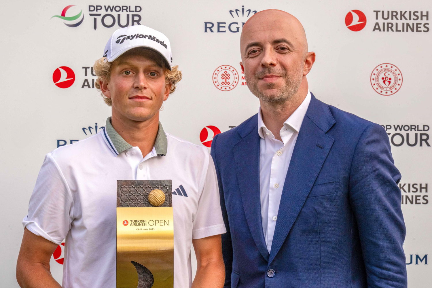 Ahmet Olmuştur, Director Comercial de Turkish Airlines y Martin Couvra, ganador del Turkish Airlines Open 2025