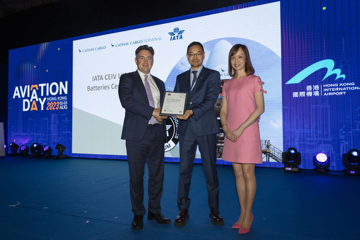 Cathay Chief Customer and Commercial Officer Lavinia Lau (right) and Director Cargo Tom Owen (left) receive the IATA Center of Excellence for Independent Validators Lithium Batteries (CEIV Li-batt) certification from  IATA Regional Vice President Dr. Xie Xingquan.