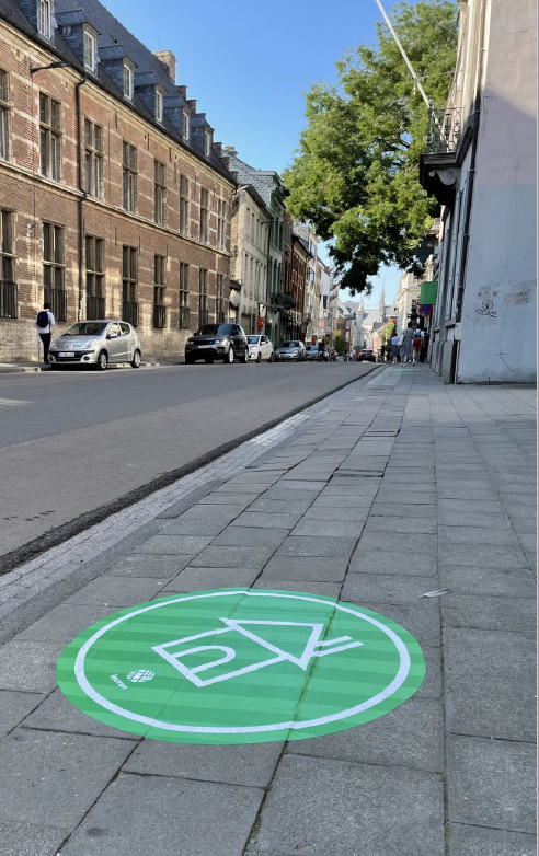 Voorbijgangers worden met een stickers aangemaand om stil te zijn 