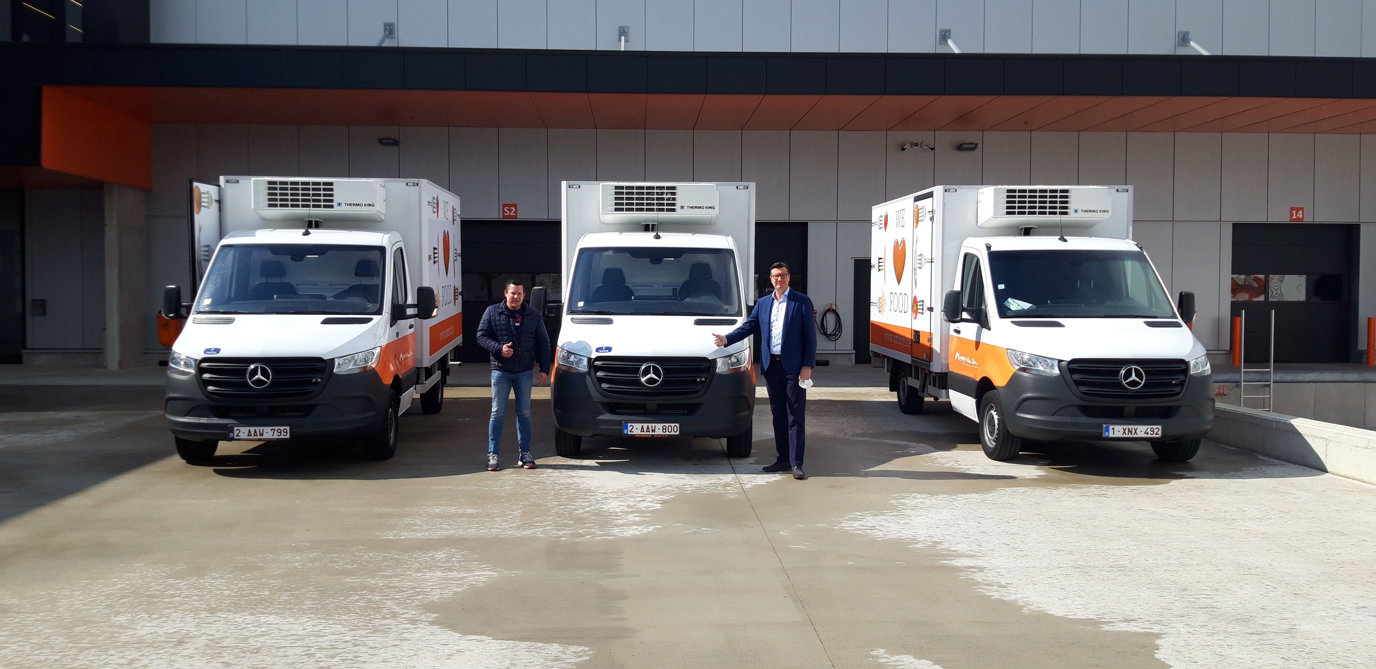 Rolf Vandenboer (Van Zon) en Frédéric Van Humbeeck (Fraikin) bij de nieuwe koelwagens.