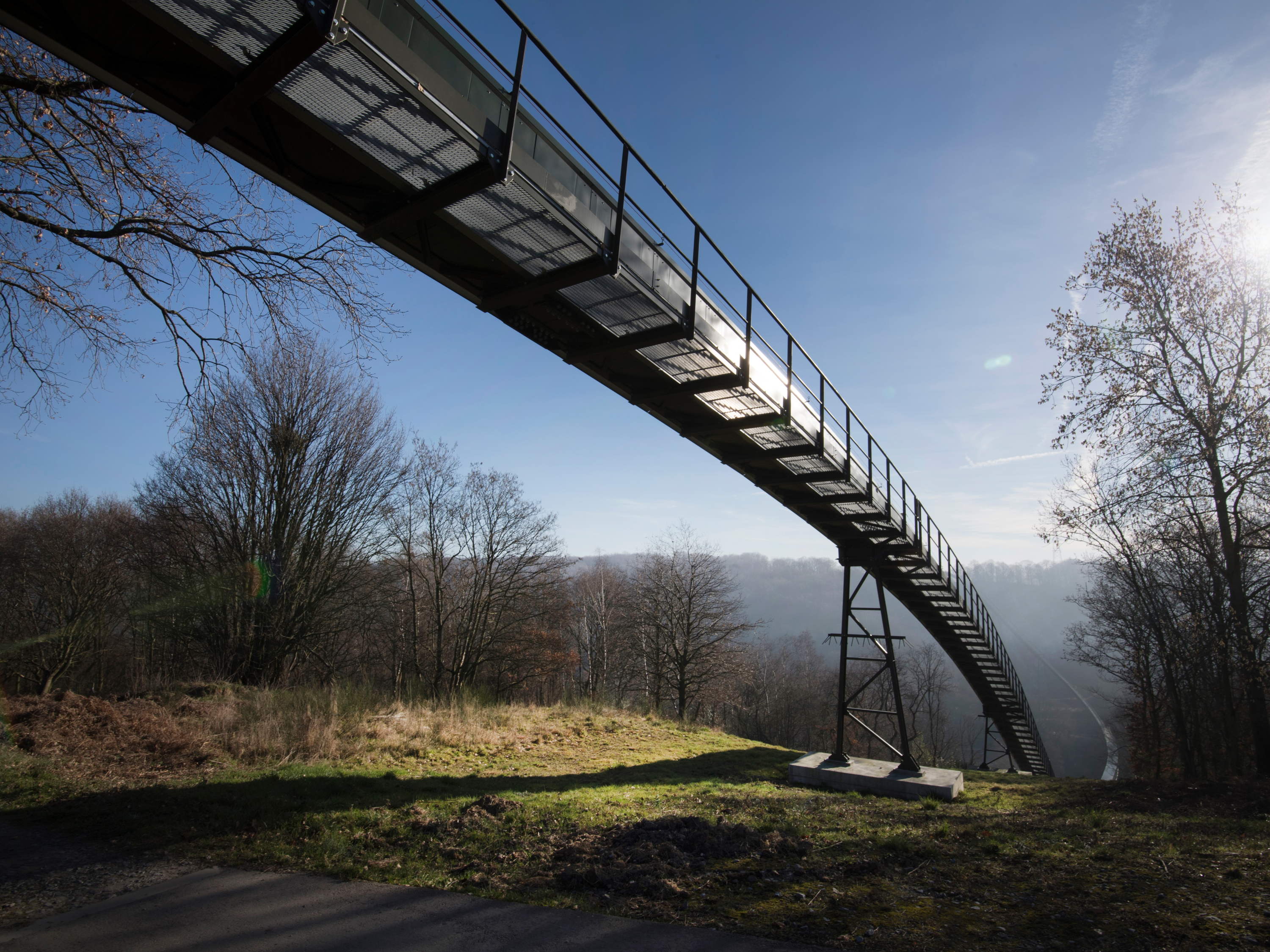 Verwijdering van de assen uit de terril van Hénâ: de balans halverwege dit uniek en baanbrekend project