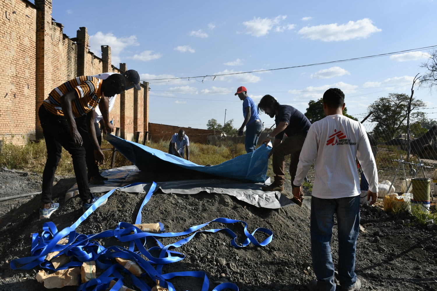 MSF Cholera response team setting up a water bladder at Krukru Farm in Chegutu. Location: Zimbabwe | Date: 2023 | Photographer: MSF