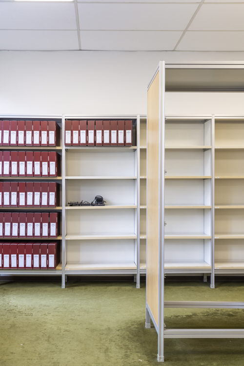 Verhuizing bibliotheek - lege rekken Kolveniersstraat © Ans Brys