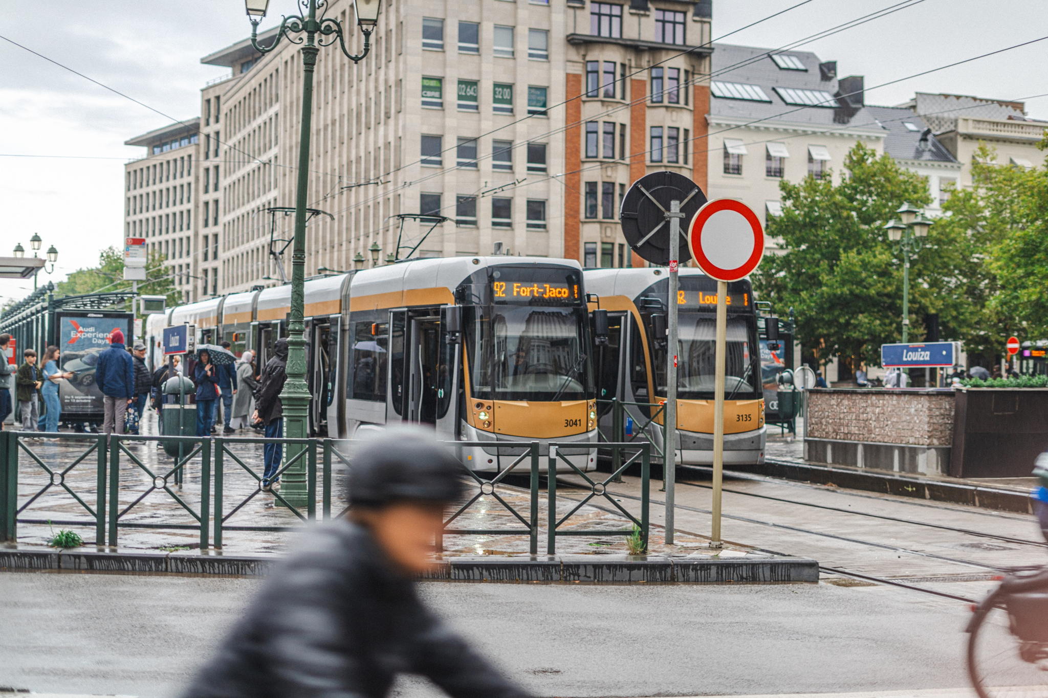 Trams op lijn 92 aan Louiza.