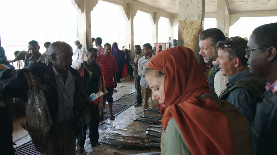 Katrien De Ruysscher, Rudi Vranckx en Geert Van Rampelberg in Somalië - (c) VRT / Warner Bros Belgium