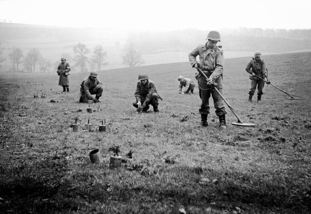 GIs searching for mines. Luxembourg, November, 1944. AKG3118676 © akg-images / Tony Vaccaro GIs searching for mines. Luxembourg, November, 1944. AKG3118676 © akg-images / Tony Vaccaro