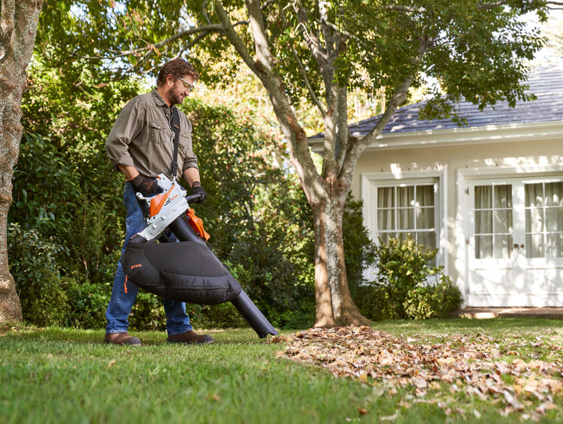 De nieuwe STIHL SHA 56 accubladzuiger houdt de tuin en de omgeving van de woning schoon