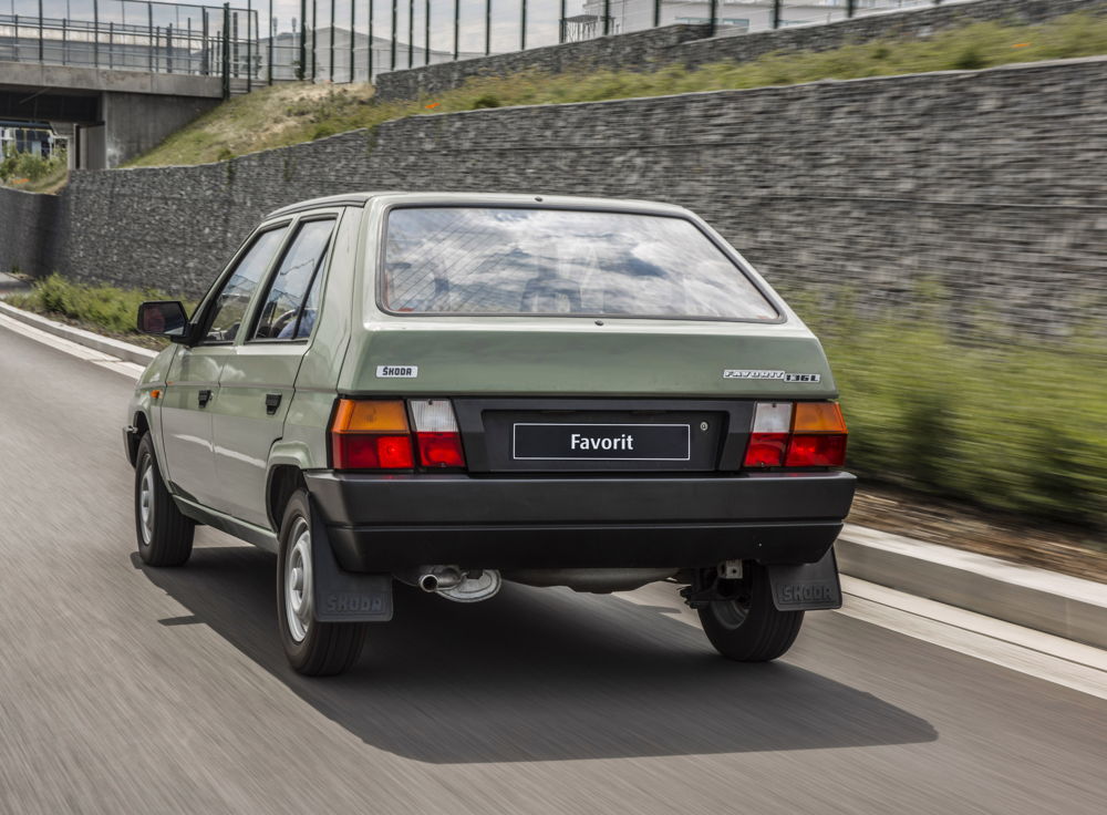 783,168 ŠKODA FAVORITs were built between August 1987 and September 1994. Alongside the FORMAN estate and commercial vehicle derivatives, including the PICK-UP model, ŠKODA built a total of 1,077,126 vehicles of this model.