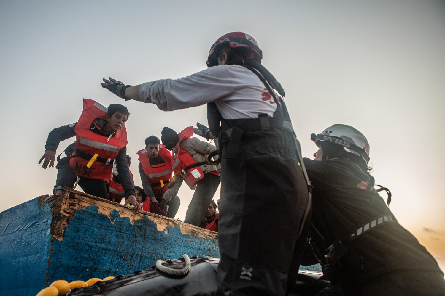In de nacht van 11 mei hebben we 67 mensen gered van een houten boot die dreigde te zinken in de Maltese SAR-zone. Later diezelfde nacht hebben we nog eens 29 personen gered van een rubberboot in nood, ook in de Maltese SAR-zone. Er was een totaal gebrek aan coördinatie van de Maltese autoriteiten tegen hun verplichting om hulp te bieden aan boten in nood. (c) Anna Pantelia/MSF